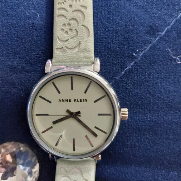 Anne Klein | Accessories | Anne Klein Green Cut Out Flower 